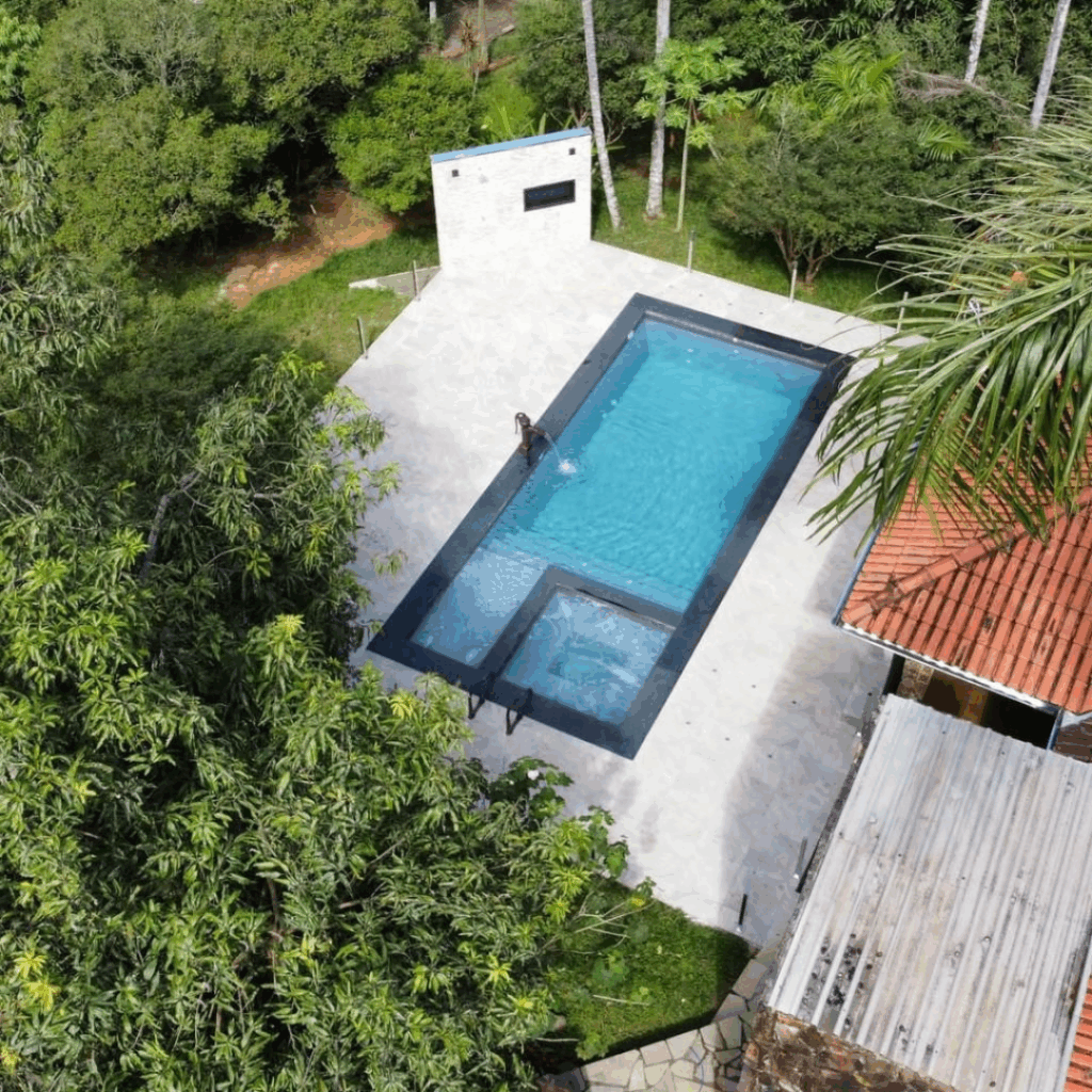 Área de lazer com piscina ao ar livre